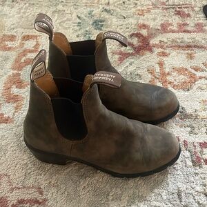 Blundstone #1677 HEELED BOOTS - RUSTIC BROWN Size US 8 women’s